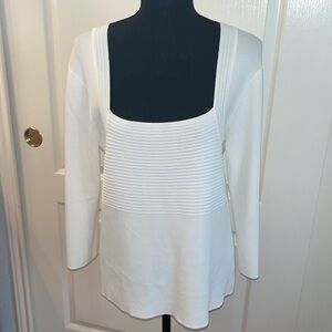 Cable and Gauge stretch women’s top. Large. Winter white. Flattering deep front.
